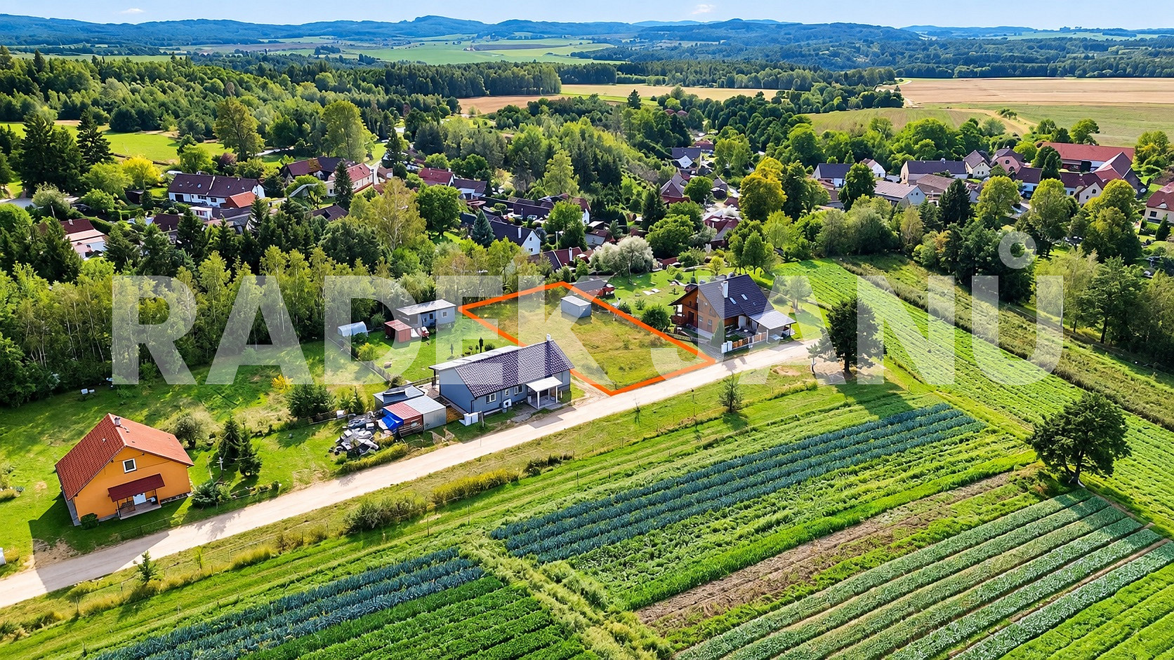 Prodej stavebního pozemku 1 032 m² – fotografie 2