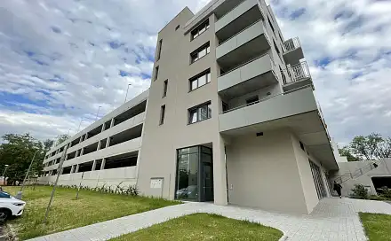 Pronájem - ŠIROKÉ garážové/parkovací stání 18m2, parkovací dům Prokopka, Zelené předměstí, Pardubice, nábřeží Závodu míru, Pardubice - Zelené Předměstí