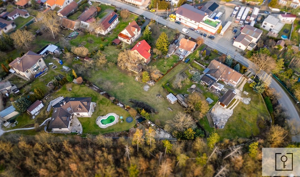 Prodej stavebního pozemku 1 748 m², Králův Dvůr – náhled fotky 5