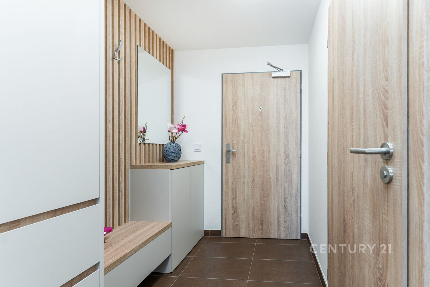 Pronájem bytu 2+kk 47 m² — photo 2