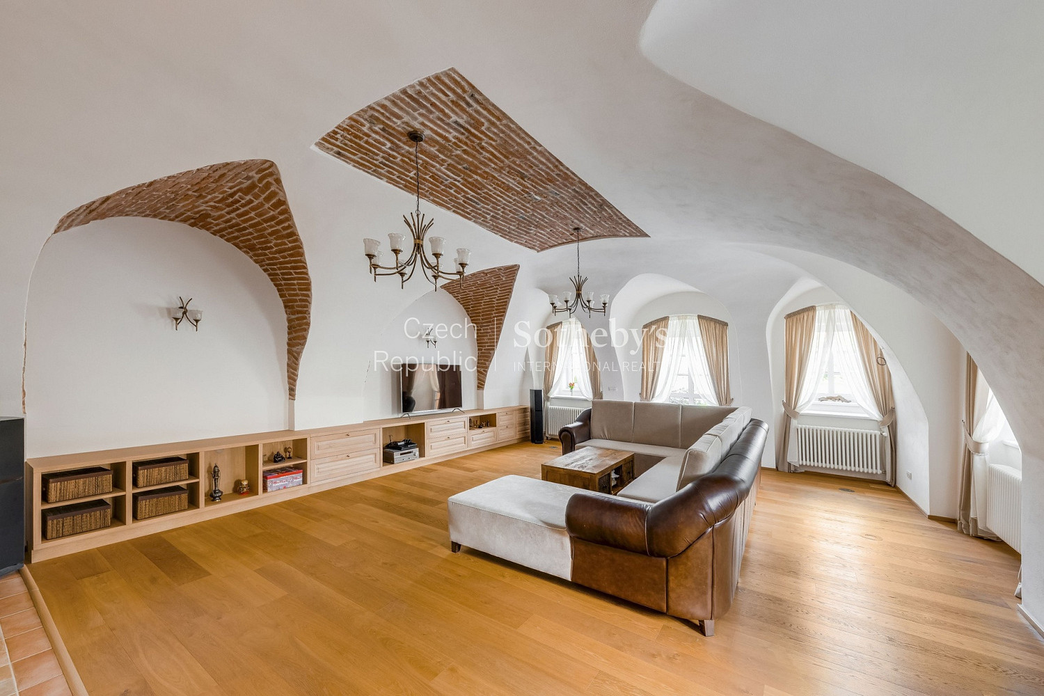 Prodej domu 1 200 m² s pozemkem 3 000 m² – fotografie 3