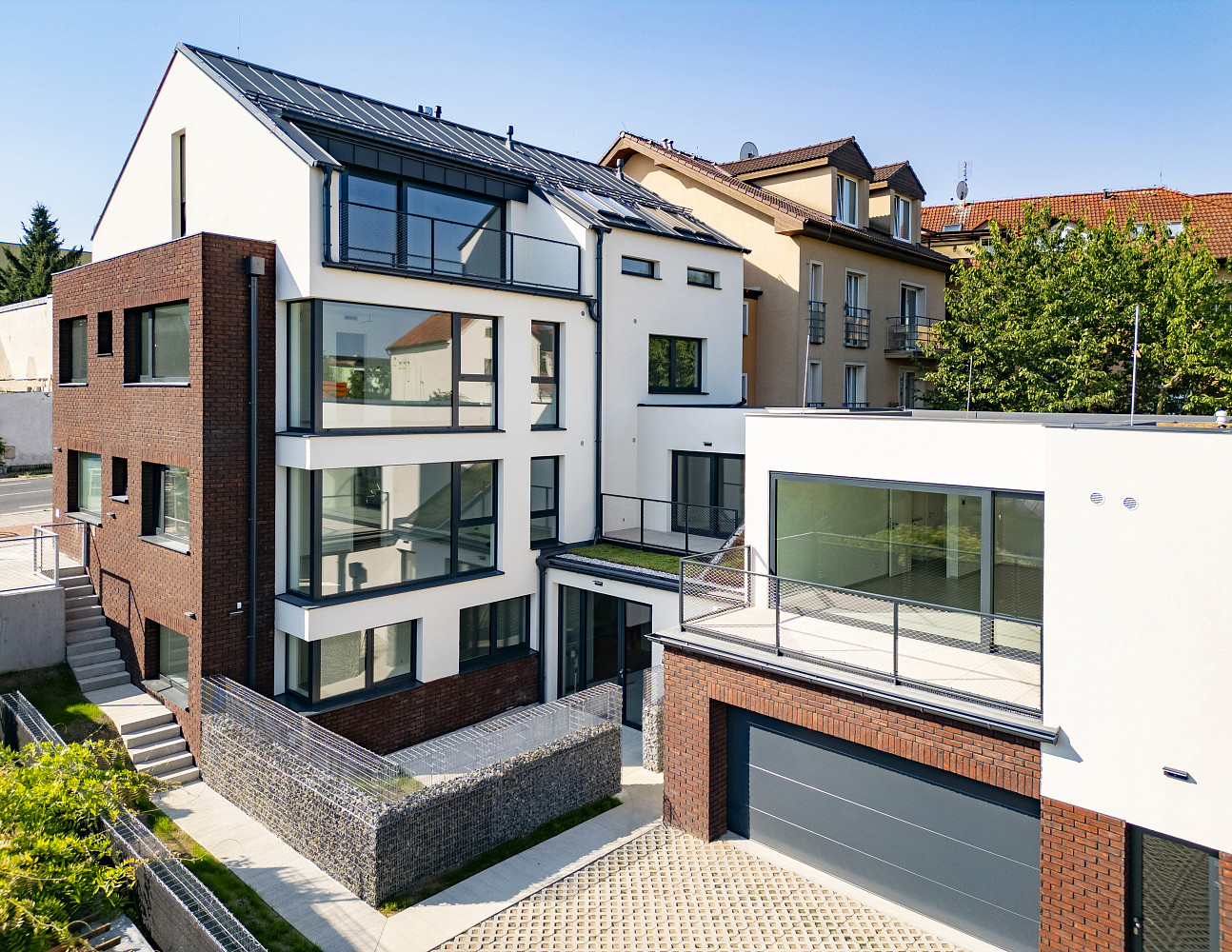 Pronájem prostorného garážového parkovacího stání — photo 3