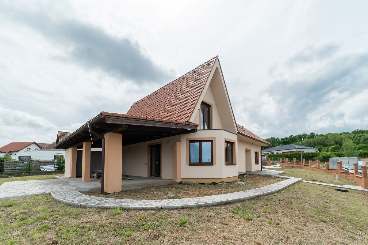 Prodej domu 218 m² s pozemkem 1 043 m² – pohled 2