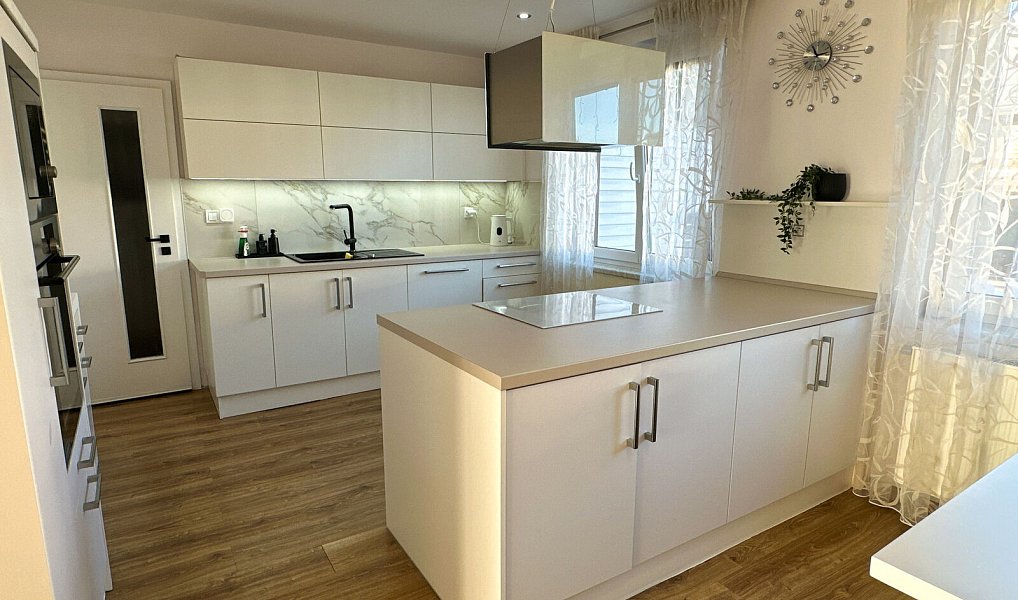 Prodej domu 300 m² s pozemkem 154 m², Tachov – náhled fotky 3