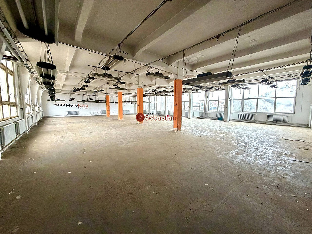 Pronájem obchodních prostor 1 000 m² — photo 2