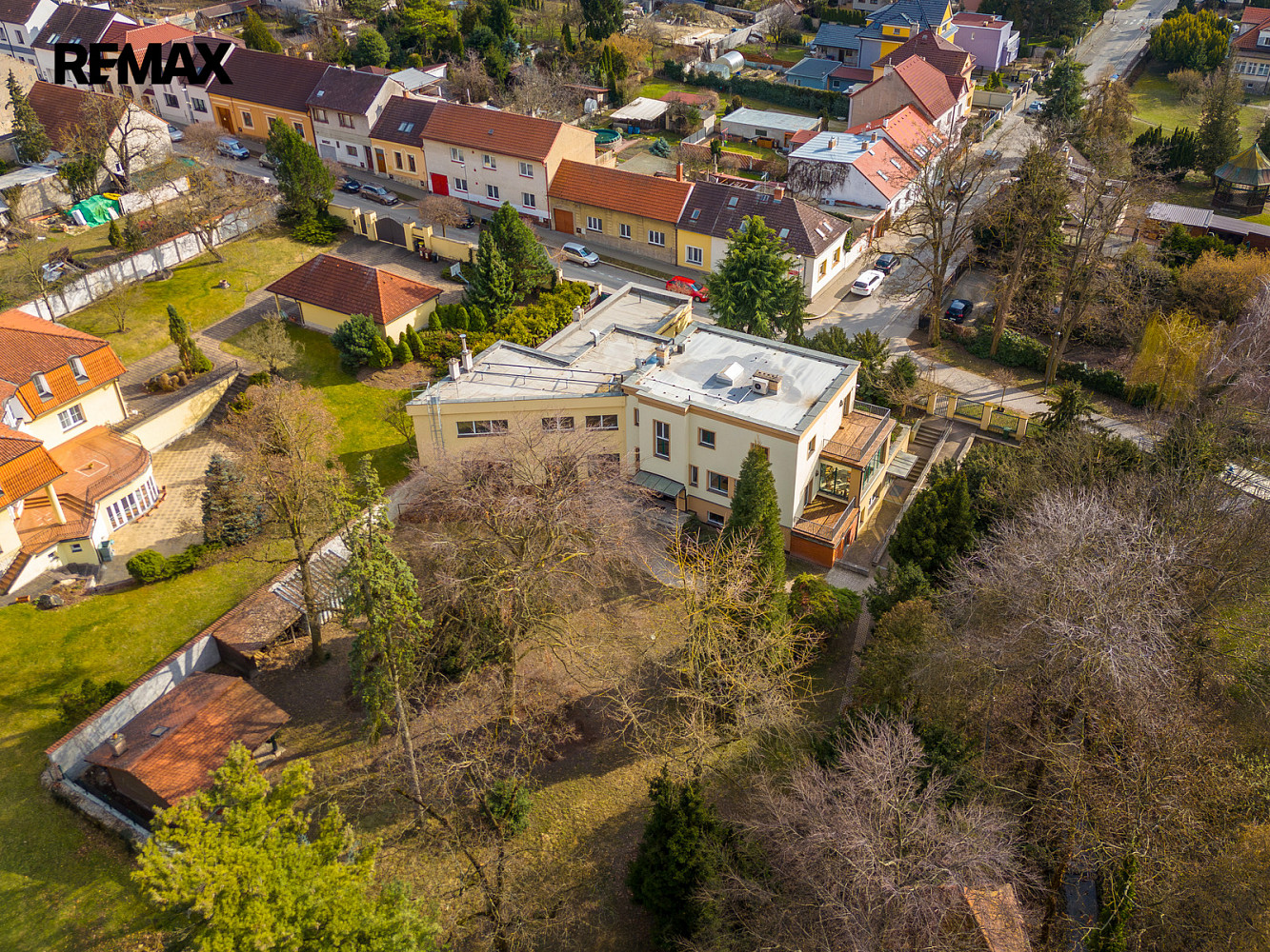 Prodej nájemního domu, činžáku 675 m² — photo 2