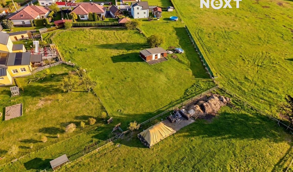 Prodej stavebního pozemku 2 246 m², Pila – fotka 1 z 22