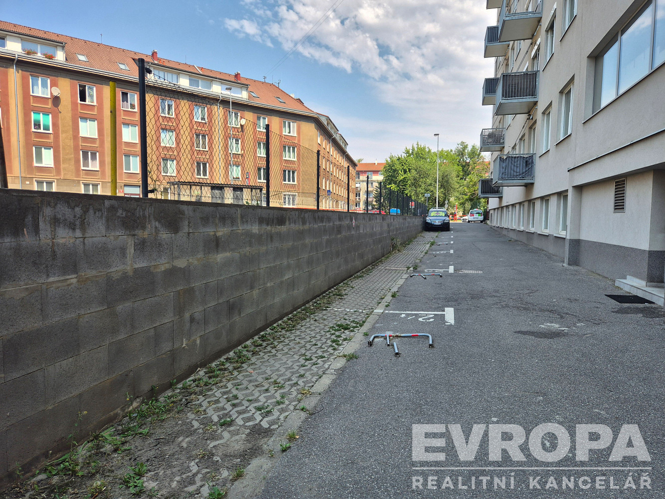 Pronájem venkovních vyhrazených parkovacích stání Praha 10, Strašnice – fotografie 3