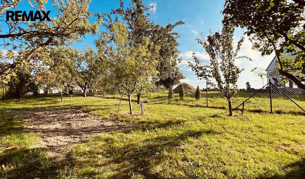 Prodej stavebního pozemku 960 m², Holetín – náhled fotky 3