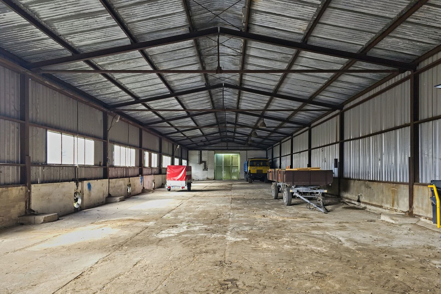 Pronájem skladovacích prostor 635 m²