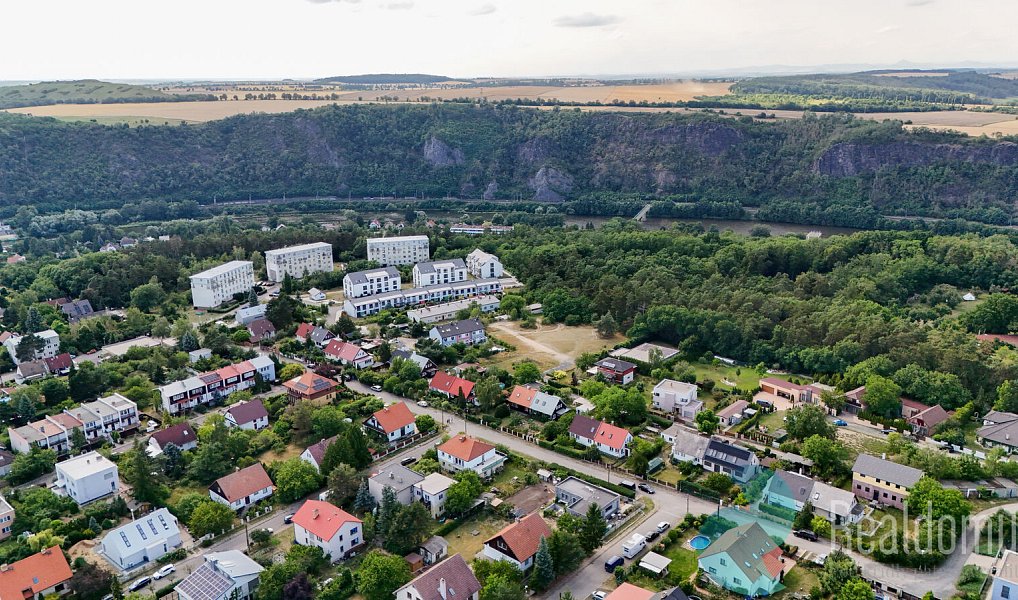 Prodej stavebního pozemku 1 605 m², Husinec – náhled fotky 10