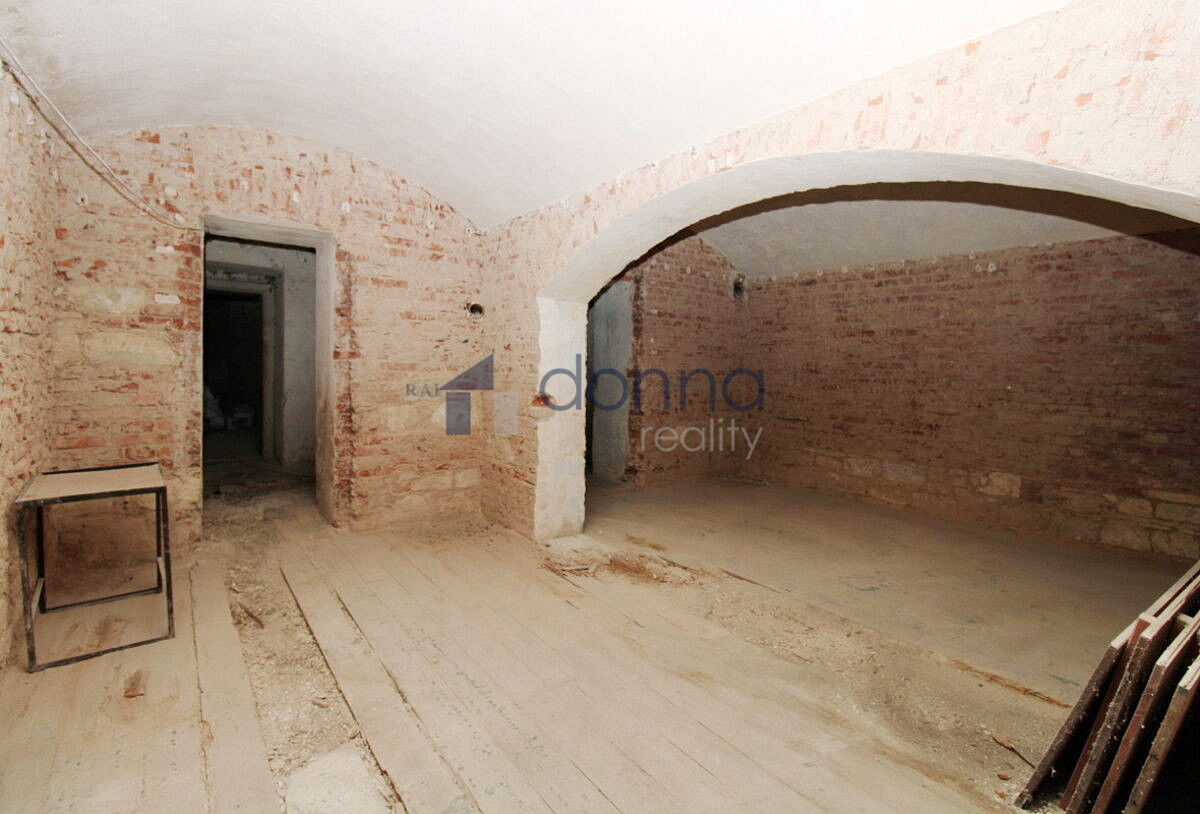 Pronájem obchodních prostor 83 m²