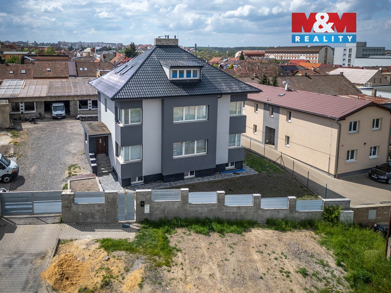 Prodej nájemního domu, činžáku 400 m² — photo 2