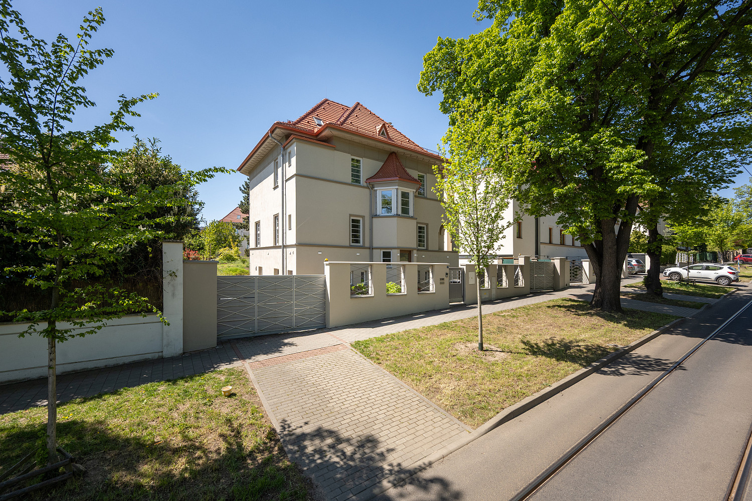 Prodej vily 400 m² s pozemkem 994 m² — photo 2