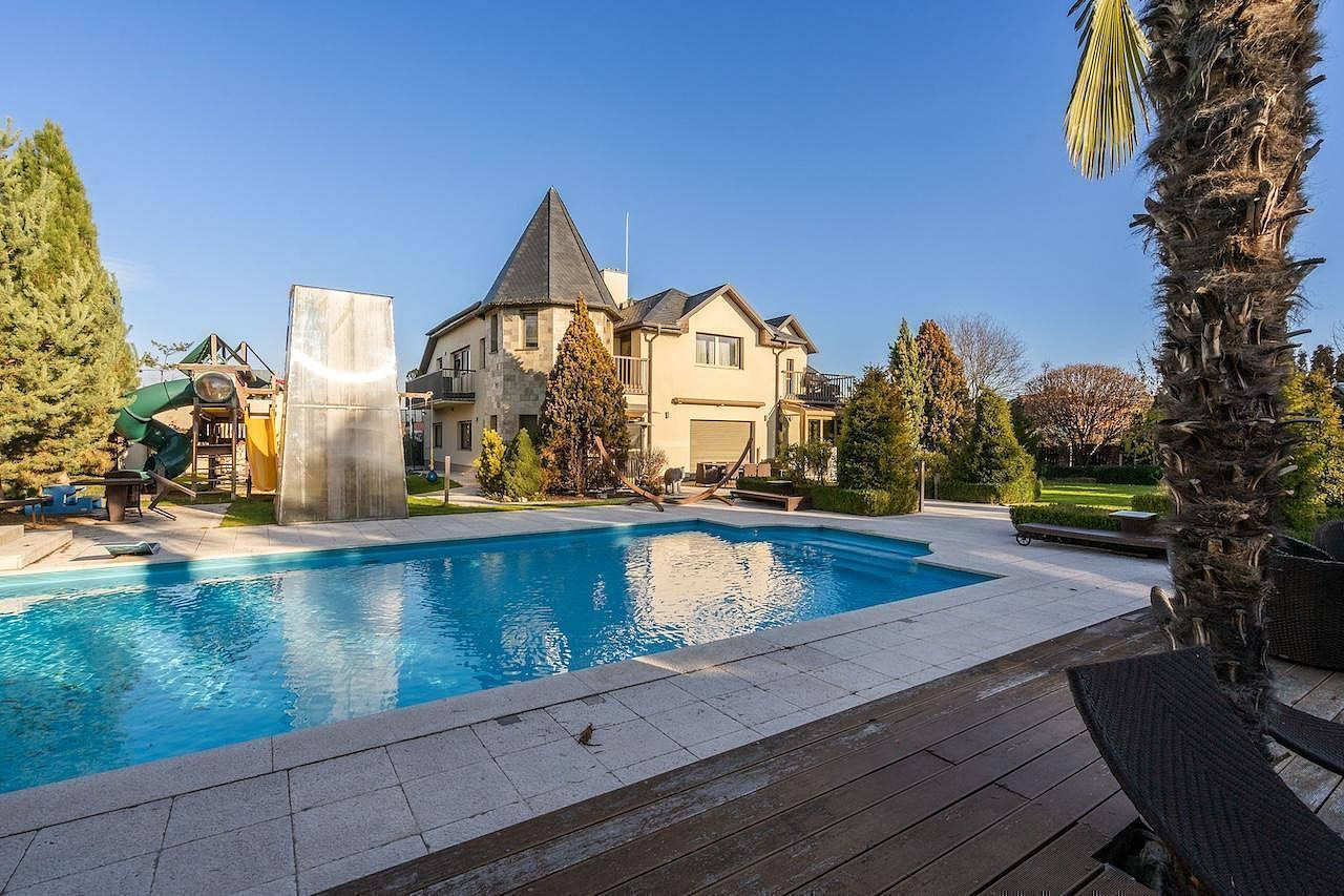 Prodej domu 700 m² s pozemkem 1 893 m²