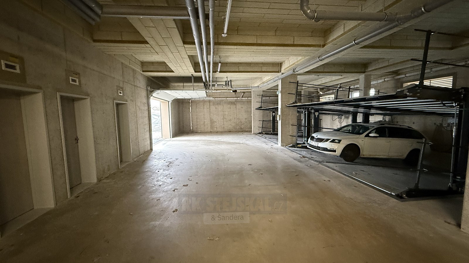 Prodej garážového stání (liftparker), 13 m2, na zlaté stoce - české budějovice