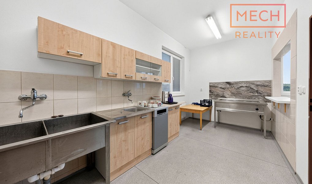 Prodej výrobních prostor 1 347 m², Bzenec – náhled fotky 14