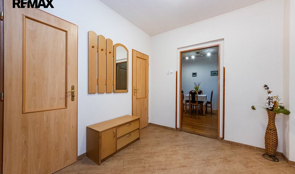 Prodej ubytovacího objektu 309 m², Kněževes – náhled fotky 14