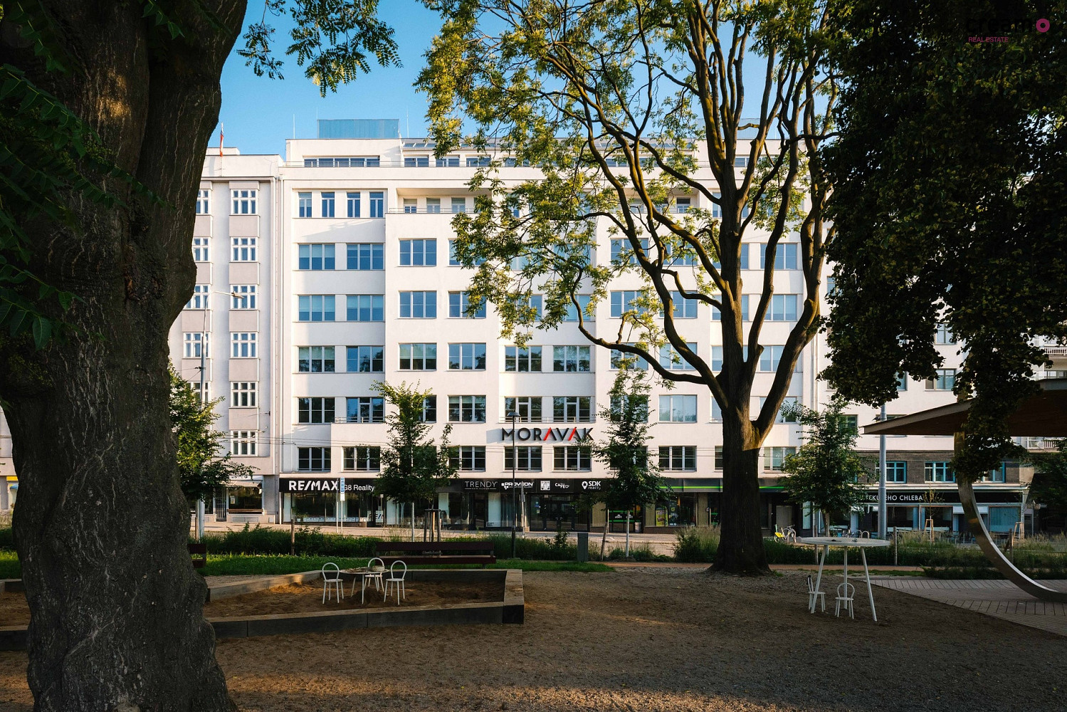 Pronájem komerčního objektu (jiného typu) 372 m²