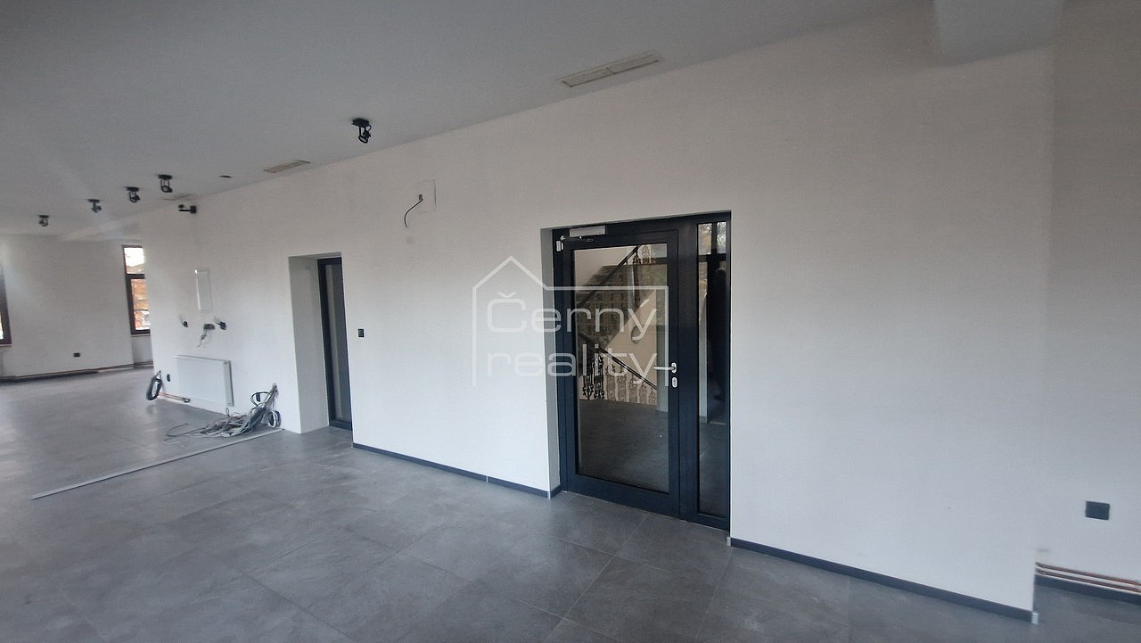 Pronájem luxusních nebytových prostor (120 m²) s bytem 2+kk (45 m²) v Hronově, 1. patro – pohled 4