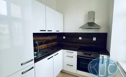 Pronájem bytu 2+kk 60 m², Husovo nám., Tábor