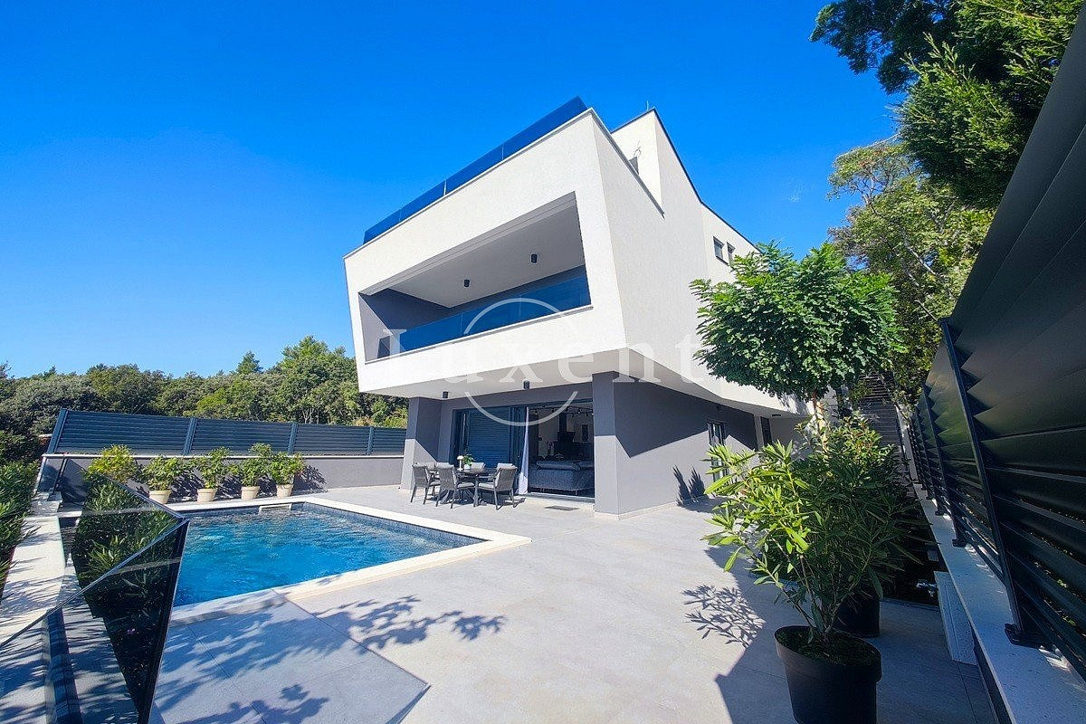 Prodej domu 210 m² s pozemkem 310 m² – pohled 2