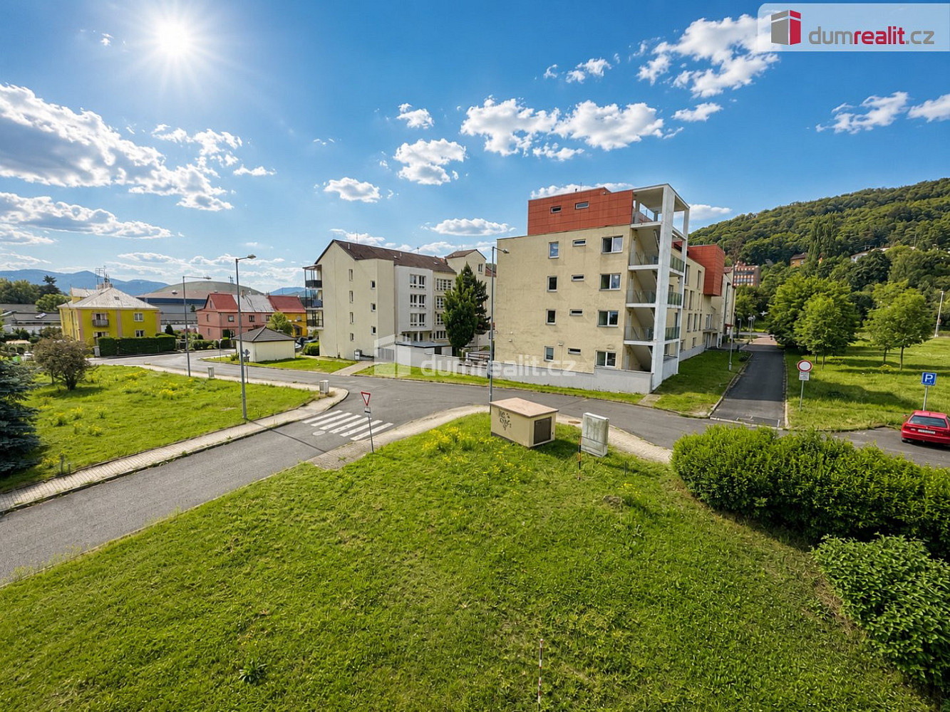 Nadstandardně velké garážové stání v ulici baráčnická - bukov, dálkové ovládání vrat — photo 2