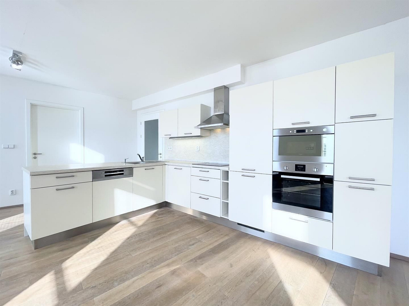 Pronájem bytu 4+kk 209 m² — photo 3