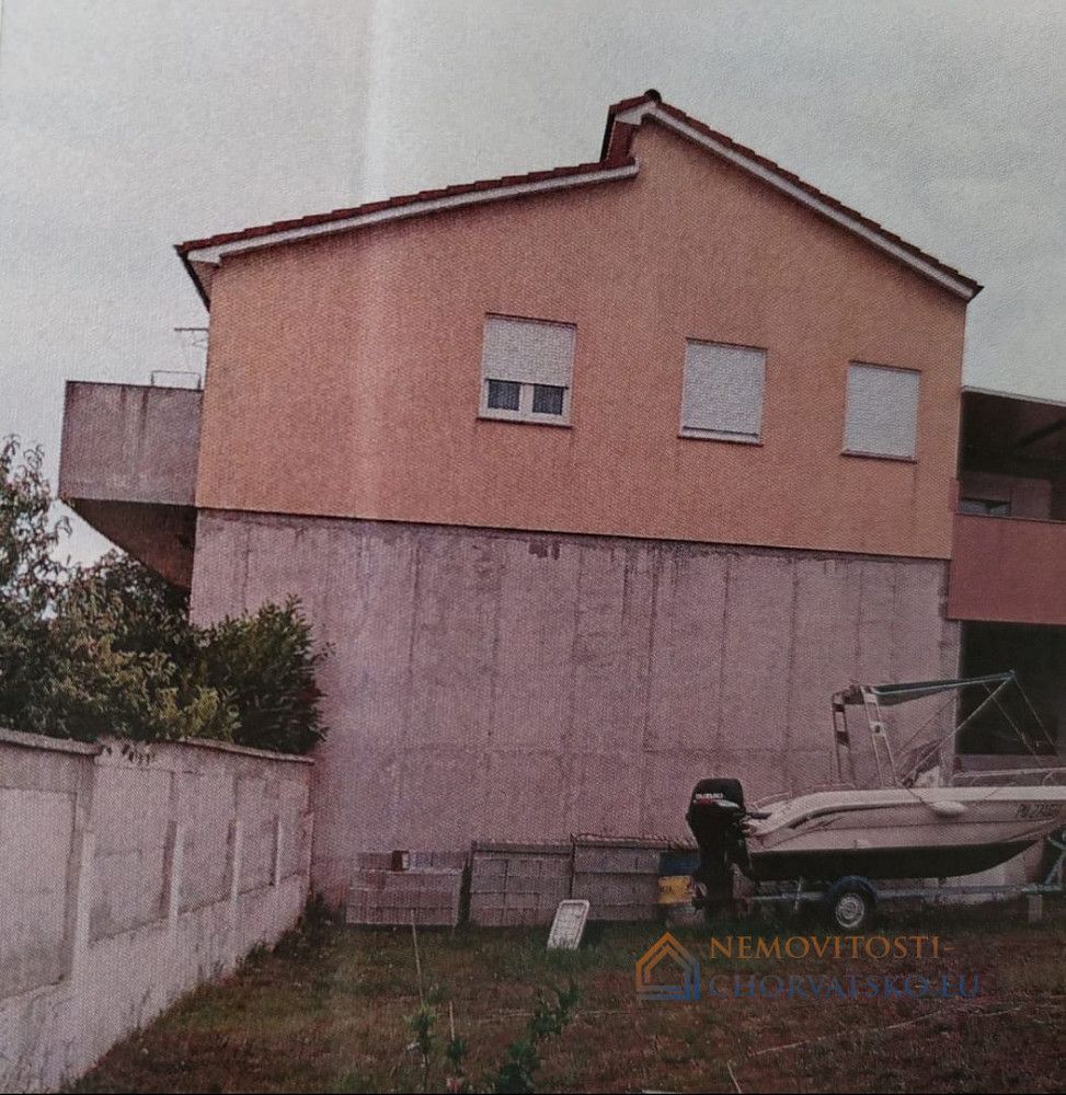 Prodej domu 258 m² s pozemkem 825 m² - Widok 3