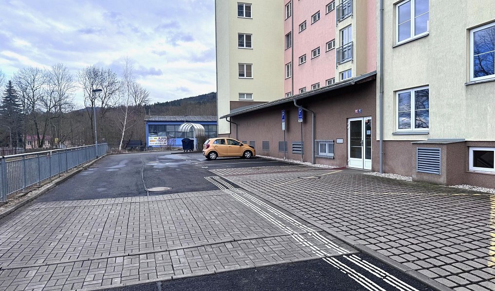 Venkovní parkovací stání 13 m2, ul. Waldertova, Karlovy Vary – náhled fotky 2