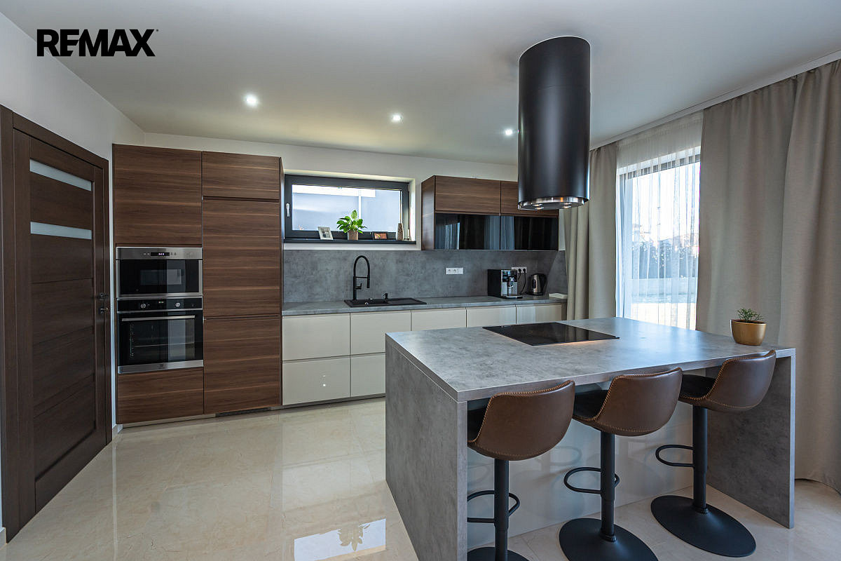 Prodej domu 224 m² s pozemkem 813 m² – fotografie 3