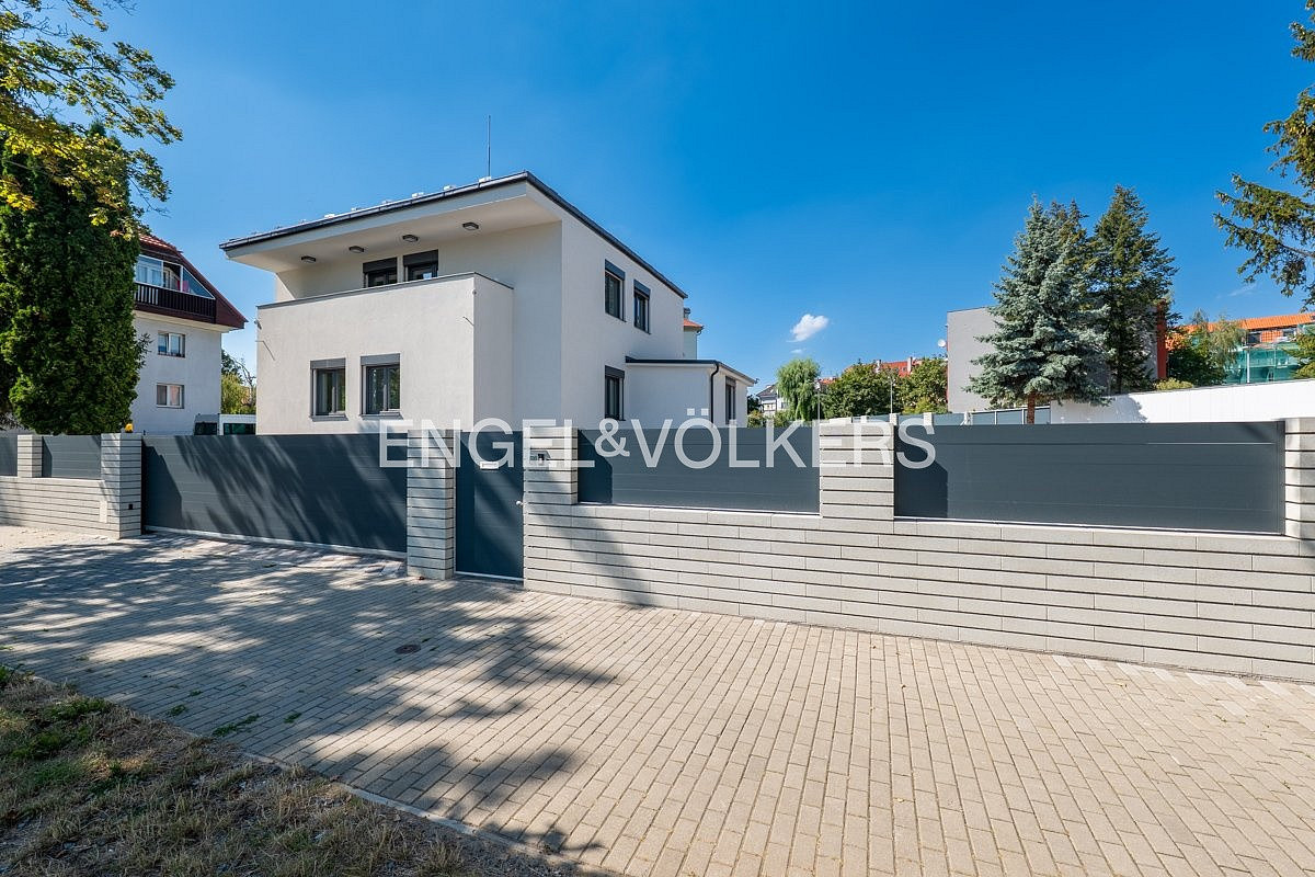 Pronájem kanceláře 200 m²
