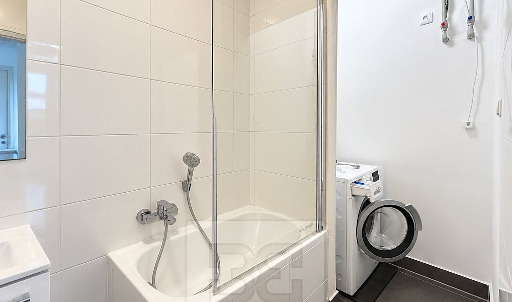 Pronájem bytu 1+kk 27 m², Praha – náhled fotky 9