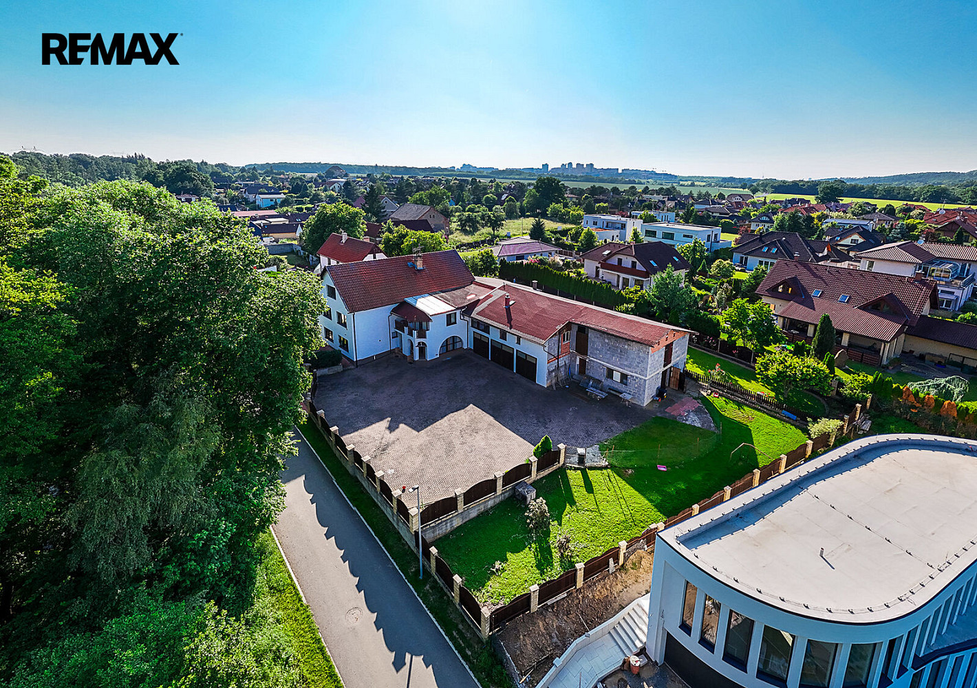 Prodej domu 1 000 m² s pozemkem 1 829 m² rezervováno