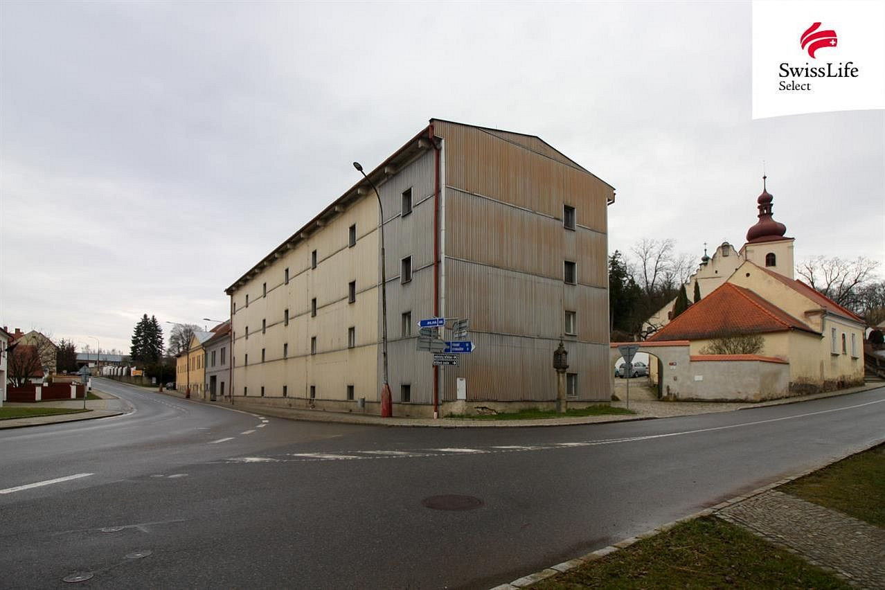 Pronájem obchodních prostor 300 m²