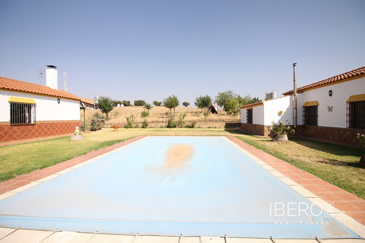 Prodej domu 195 m² s pozemkem 40 000 m² — photo 2