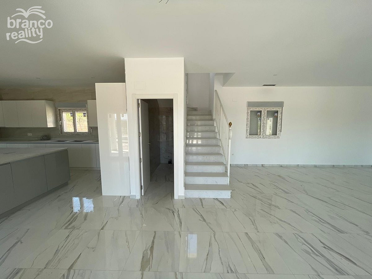 Prodej domu 270 m² s pozemkem 10 000 m² - Vista 2
