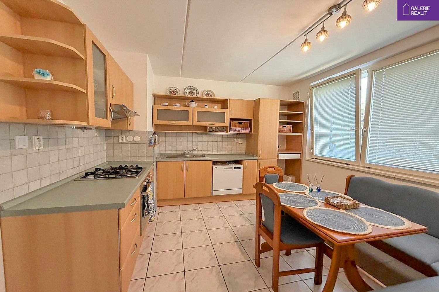 Pronájem bytu 3+1 78 m² – pohled 2
