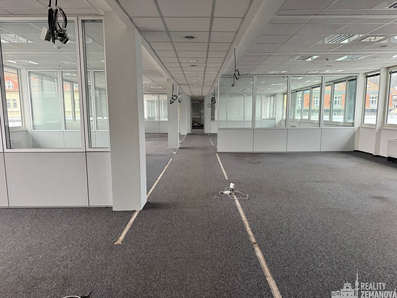 Pronájem kanceláře 1 006 m² – fotografie 2