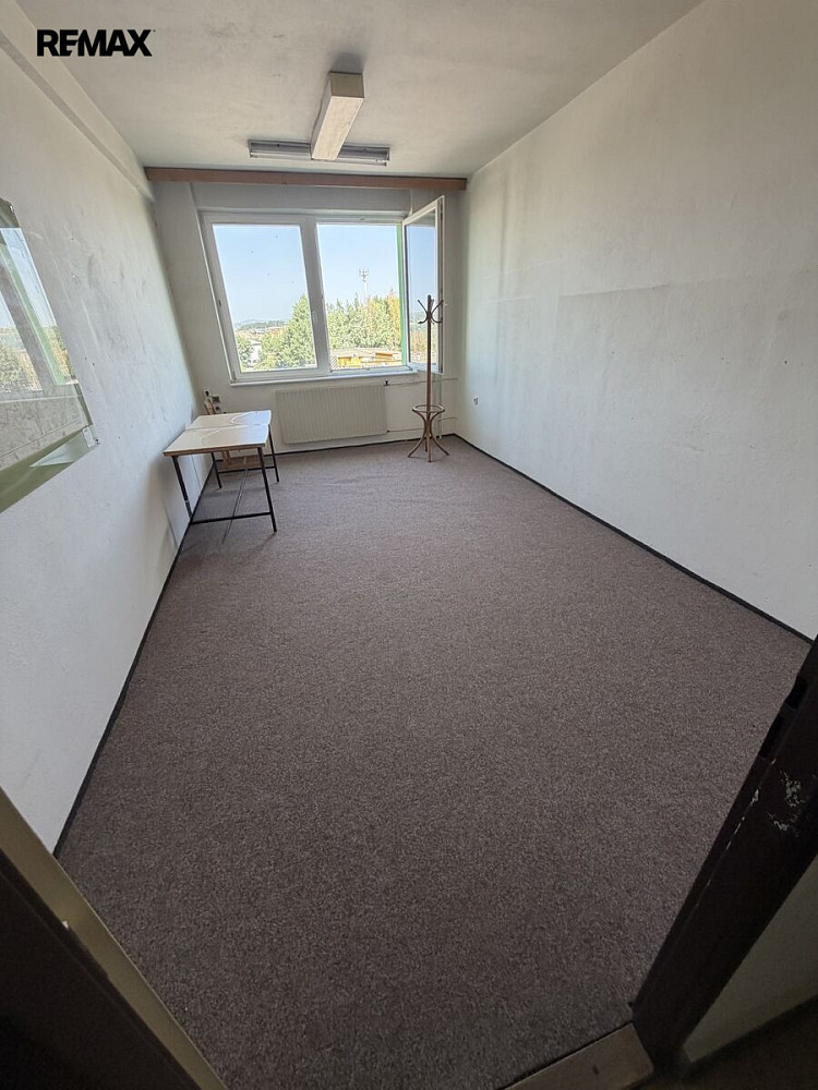 Pronájem kanceláře 400 m² – fotografie 4