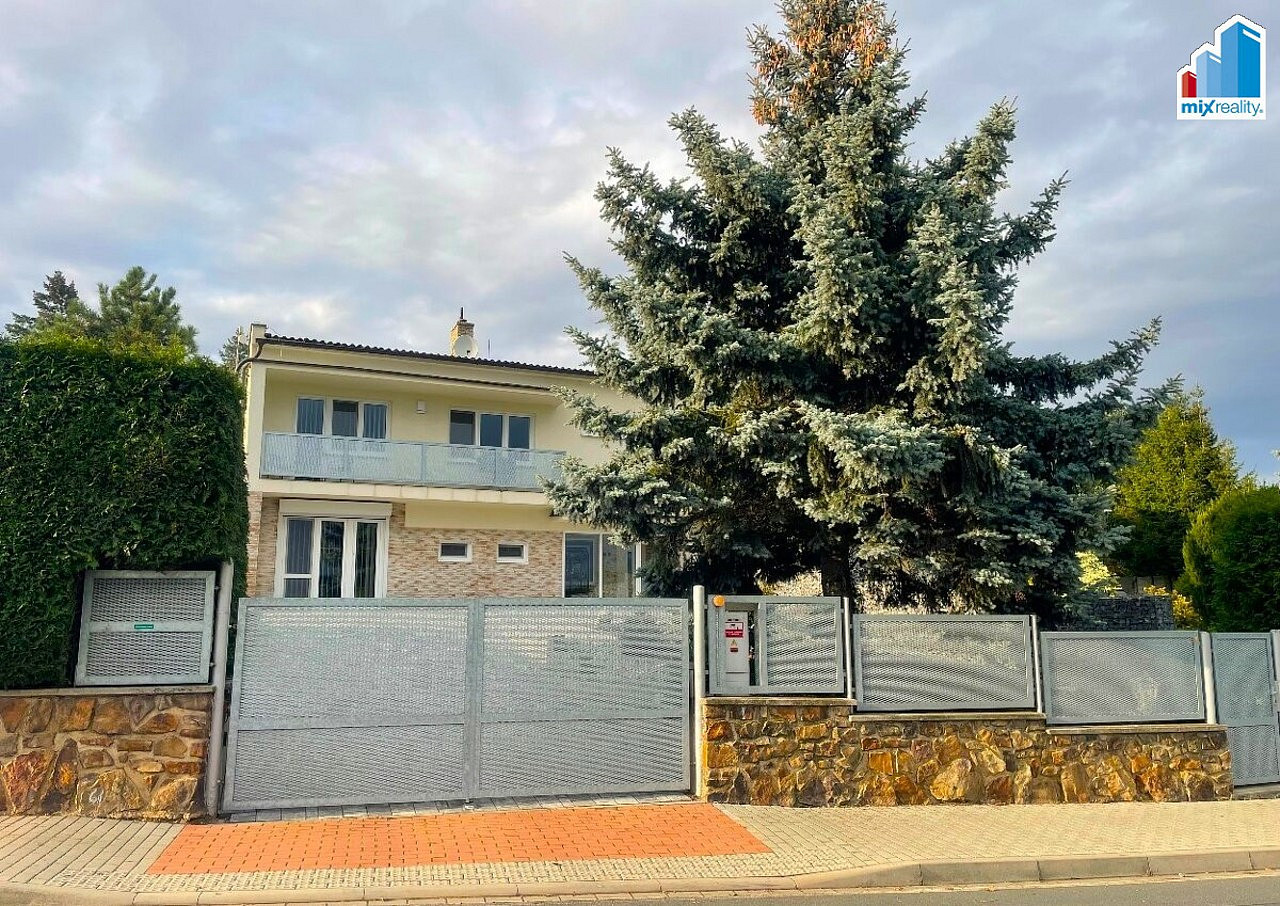 Prodej domu 261 m² s pozemkem 806 m²