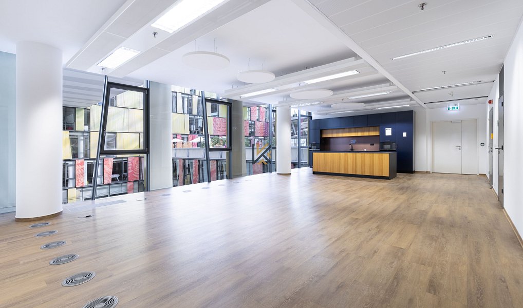 Pronájem kanceláře 886 m², Praha – náhled fotky 3