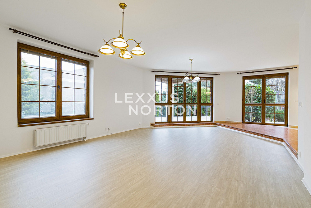 Pronájem domu 384 m² s pozemkem 903 m² — photo 3