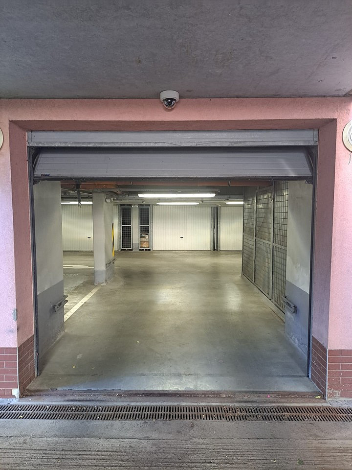 Pronájem uzavřeného garážového stání 25m2 ul. peržílkova, praha 13 stodůlky