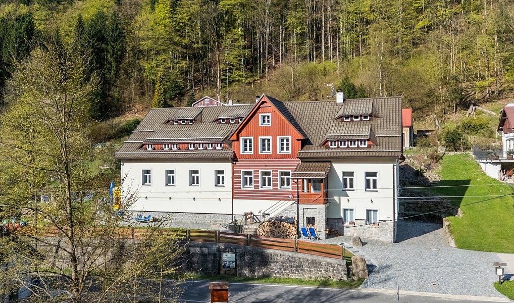 Prodej ubytovacího objektu 978 m², Desná – náhled fotky 23
