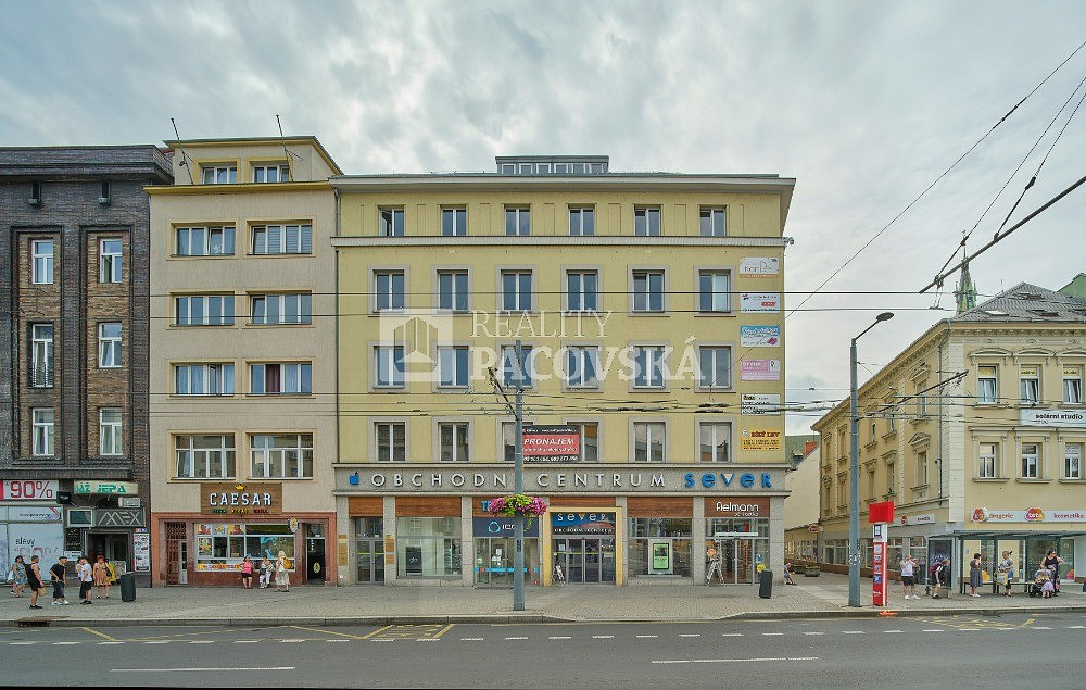 Pronájem obchodních prostor 688 m²