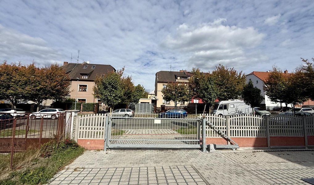 Pronájem parkovacího stání - Božkovská ulice, Plzeň – náhled fotky 3