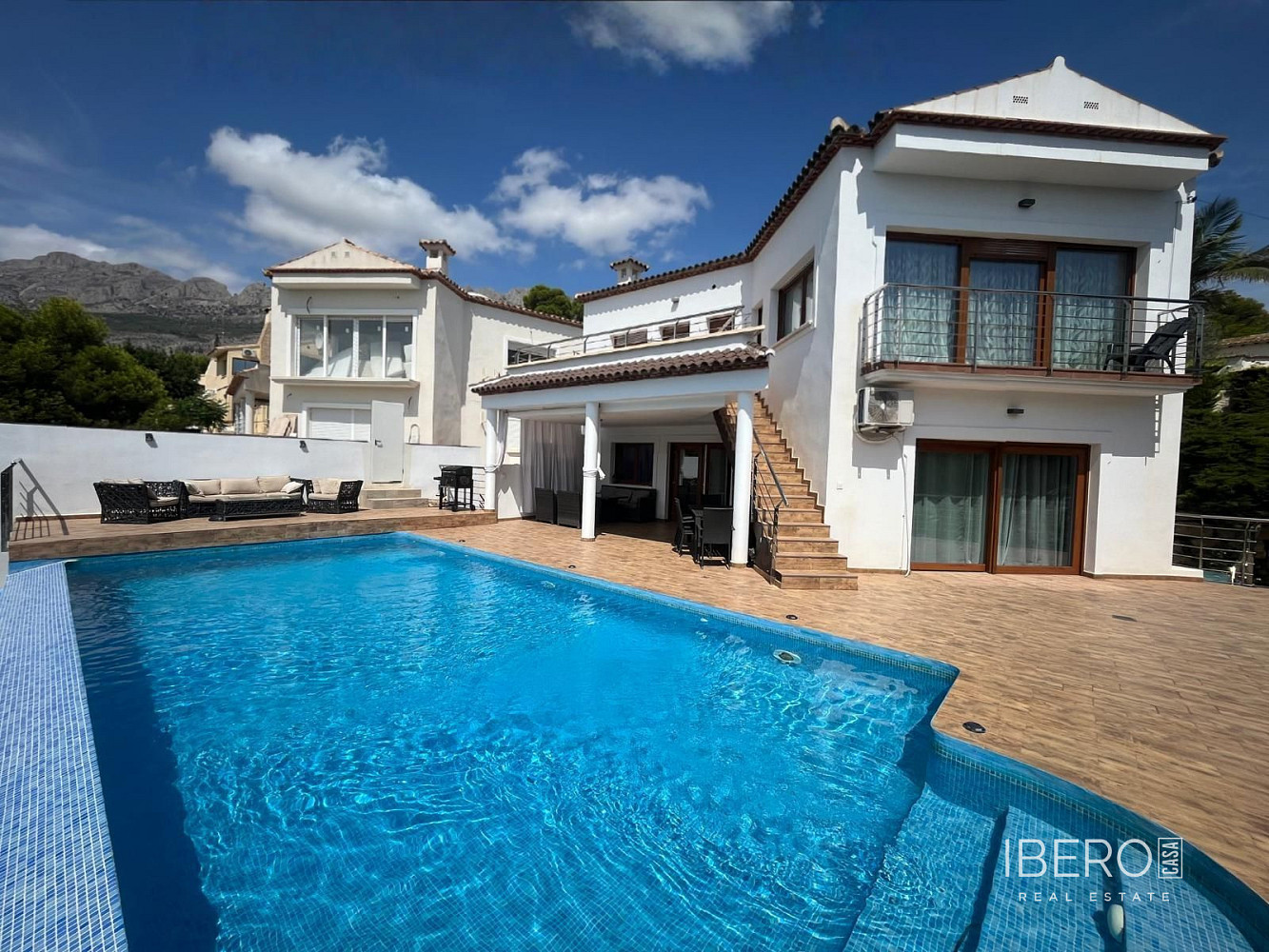 Prodej domu 980 m² s pozemkem 2 400 m²