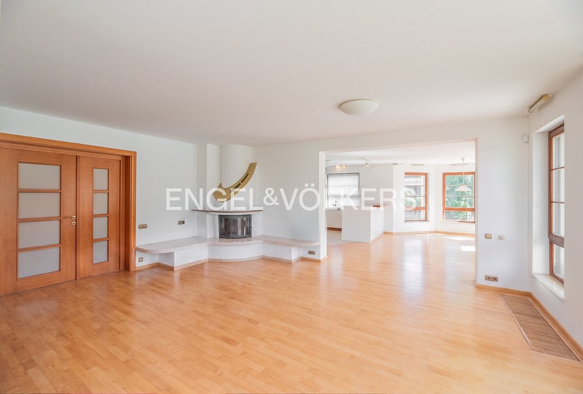 Pronájem domu 440 m² s pozemkem 1 096 m²