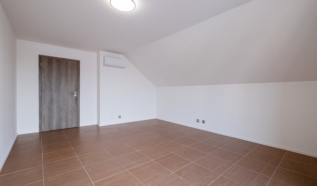 Prodej domu 150 m² s pozemkem 695 m², Staré Jesenčany – náhled fotky 16